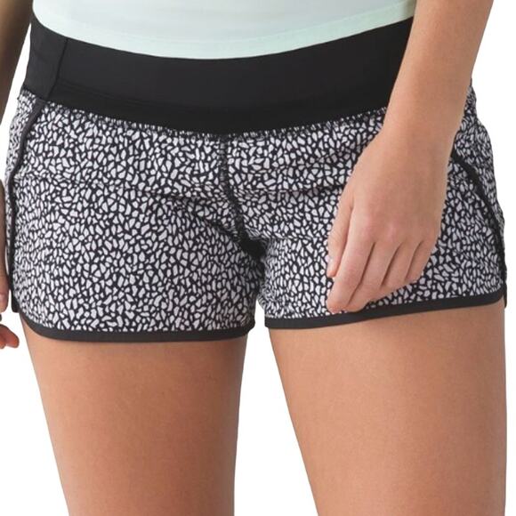 Lululemon Run Times Short 4" Swift Ultra Lycra Luxtreme Miss Mosaic Black 8 - Picture 1 of 5